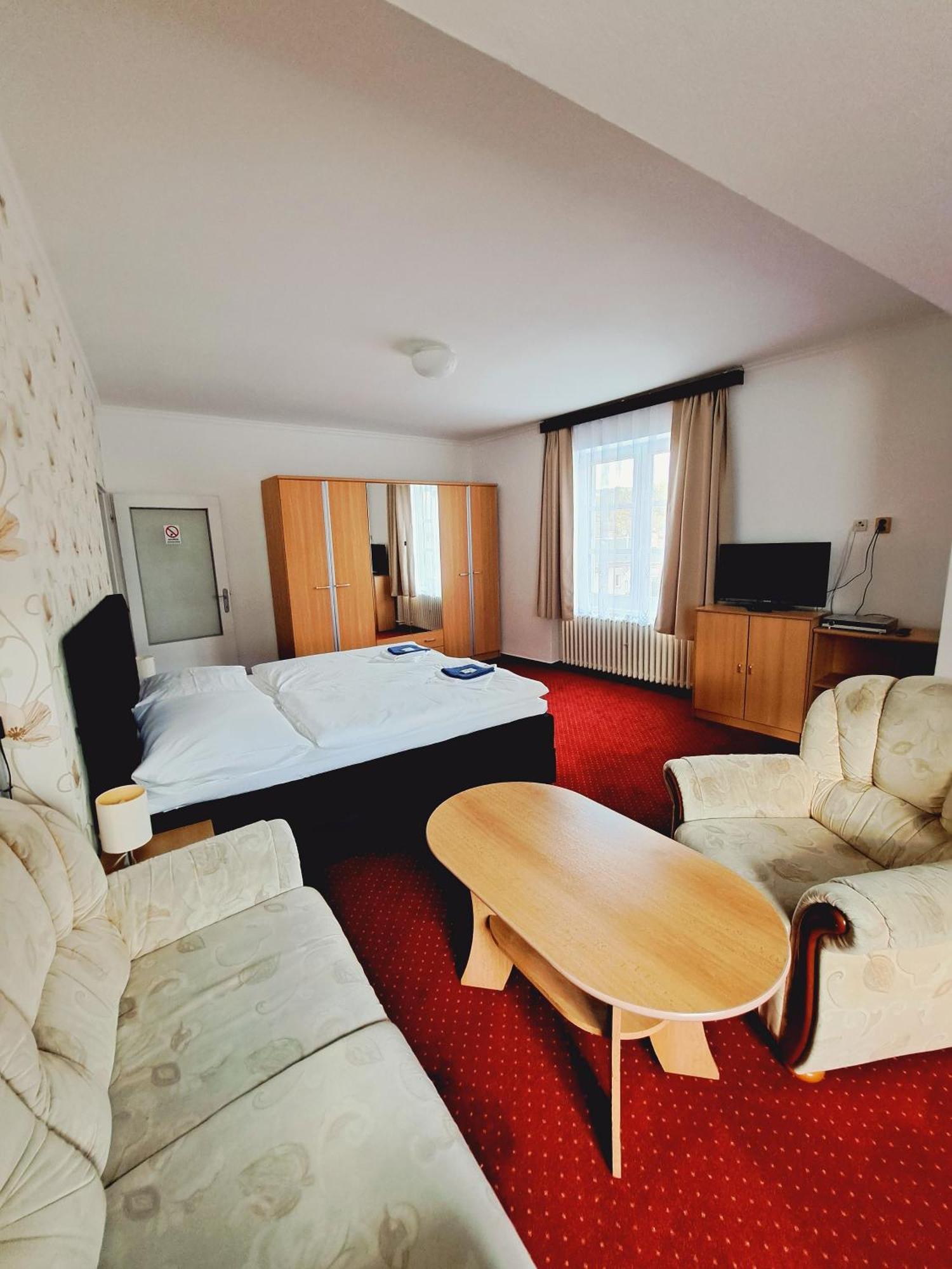 Hotel Grand Tanvald Buitenkant foto