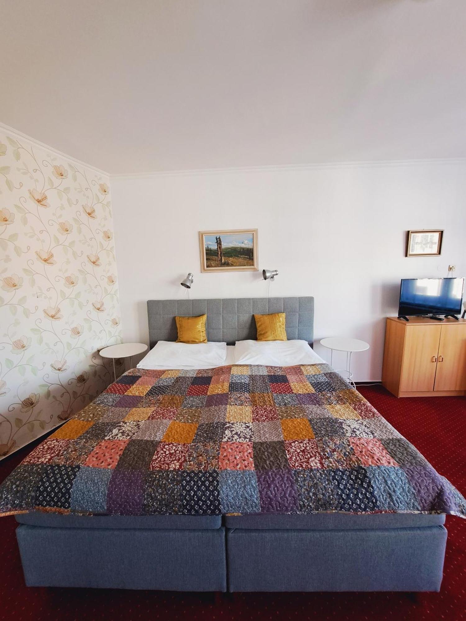 Hotel Grand Tanvald Buitenkant foto